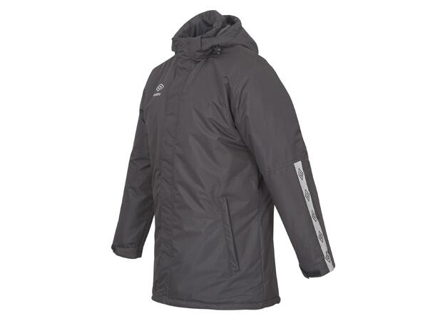 UMBRO UX Elite Team Jacket jr Sort 128 Funksjonell lang vattert klubbjakke 